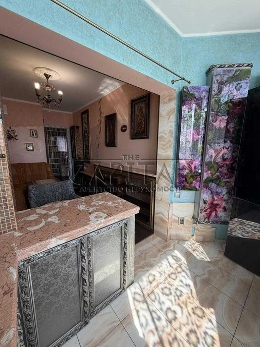 Large one-room apartment with panoramic views of the street.