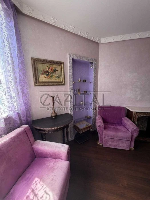 Large one-room apartment with panoramic views of the street.
