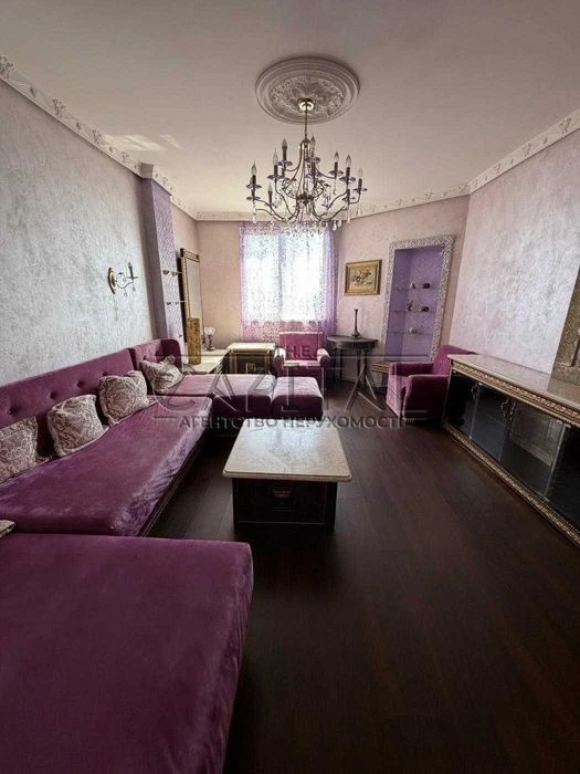 Large one-room apartment with panoramic views of the street.