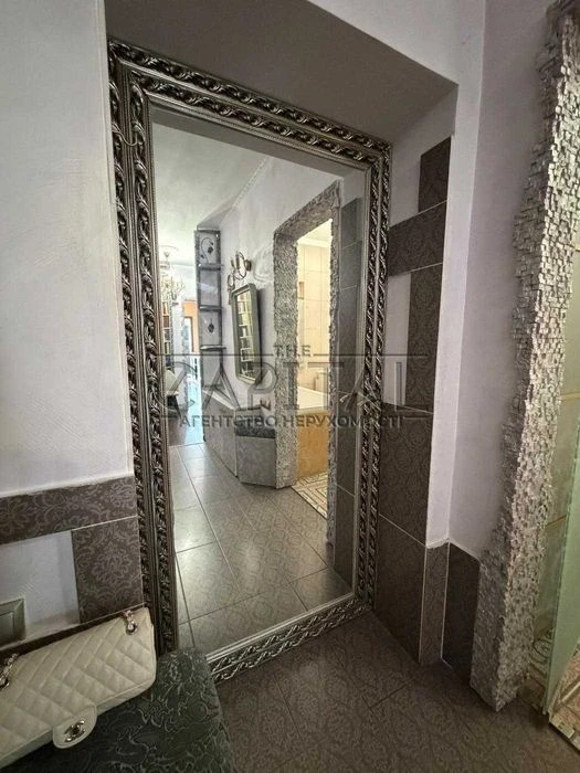 Large one-room apartment with panoramic views of the street.