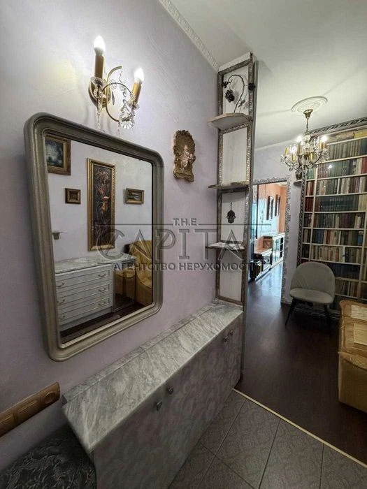 Large one-room apartment with panoramic views of the street.