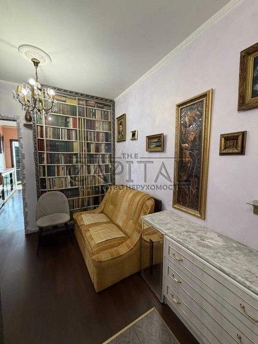 Large one-room apartment with panoramic views of the street.