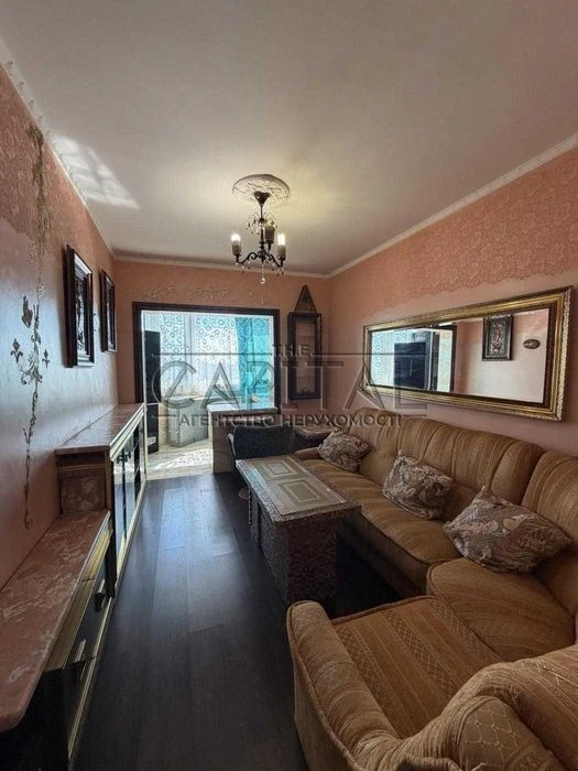 Large one-room apartment with panoramic views of the street.