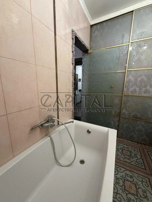 Large one-room apartment with panoramic views of the street.