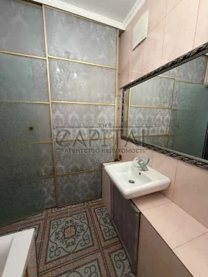 Large one-room apartment with panoramic views of the street.