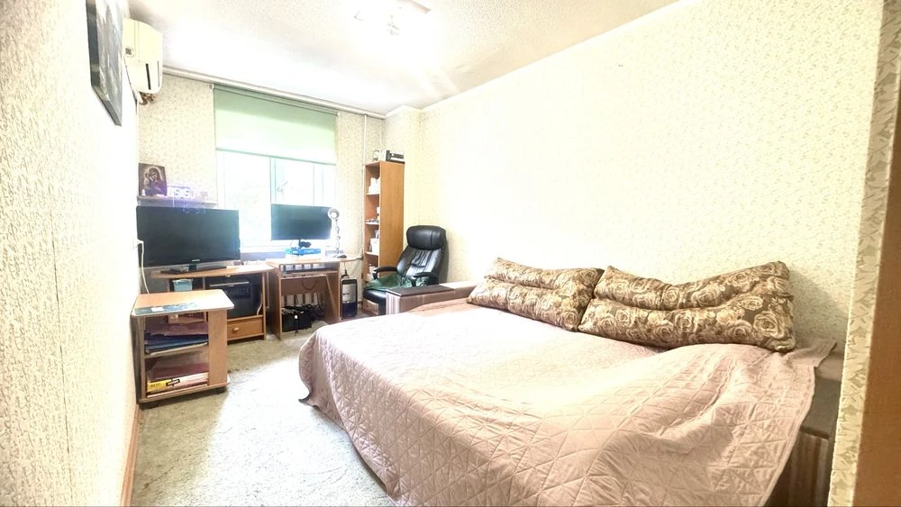 Sale of a 4-room apartment on Nezalezhnosti Street (Titova) in Dnipro.