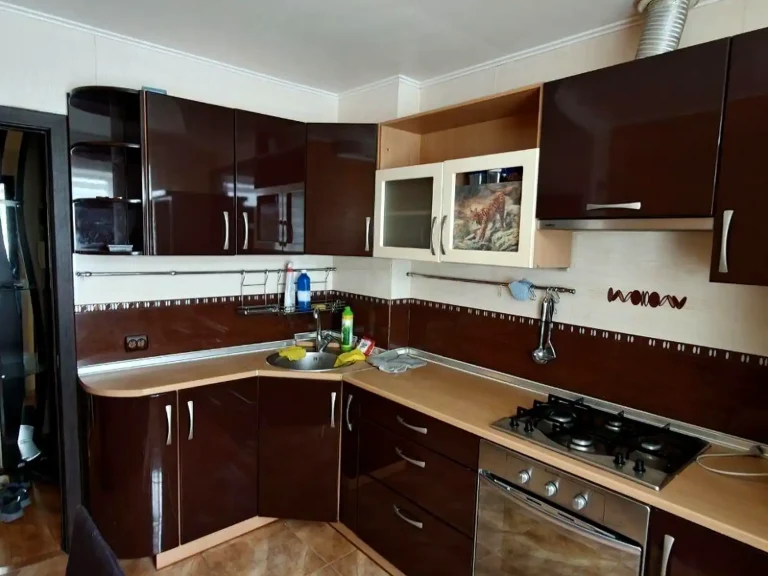 Rent 4-room apartment 73 m² on the 8th floor.
