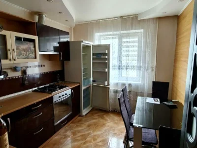 Rent 4-room apartment 73 m² on the 8th floor.