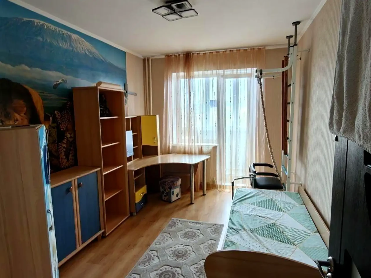 Rent 4-room apartment 73 m² on the 8th floor.