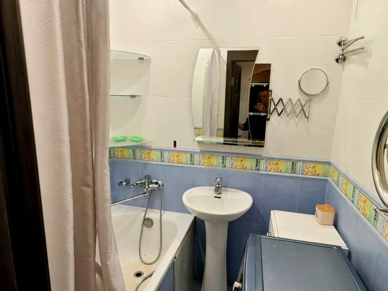 Rent 4-room apartment 73 m² on the 8th floor.