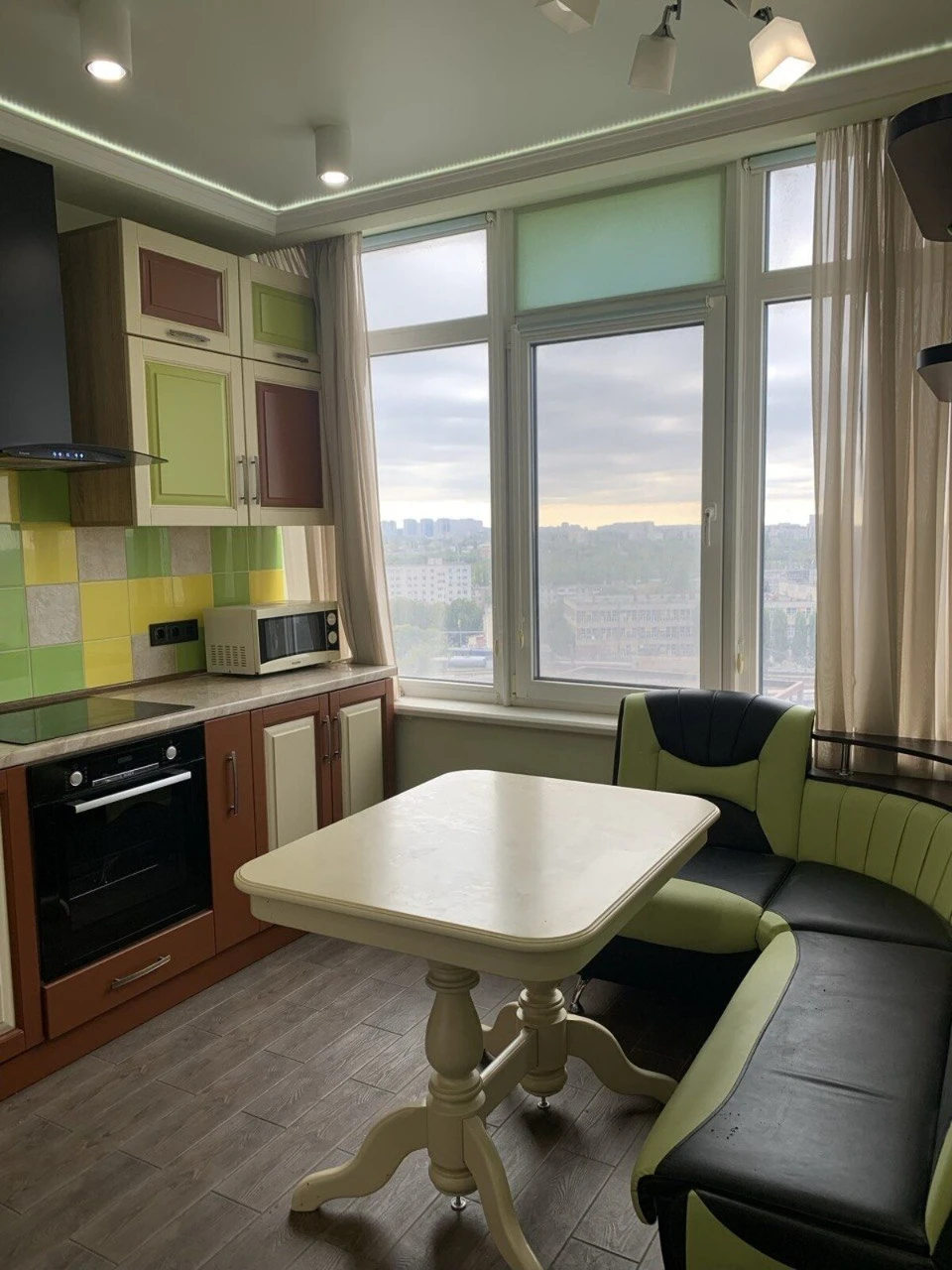 Продаж квартири з видом, 3 кімнати, 71.9 м² в ЖК