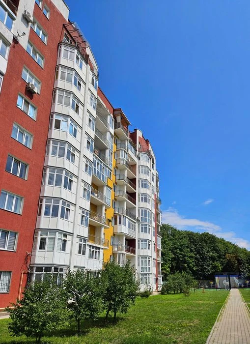 Продается двухкомнатная квартира в новостройке по улице Жасмы.