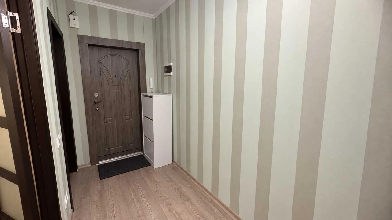 Продається 3-кімнатна квартира в жм Сокіл, капітальний ремонт