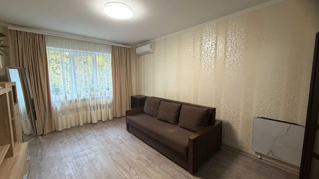 Продається 3-кімнатна квартира в жм Сокіл, капітальний ремонт