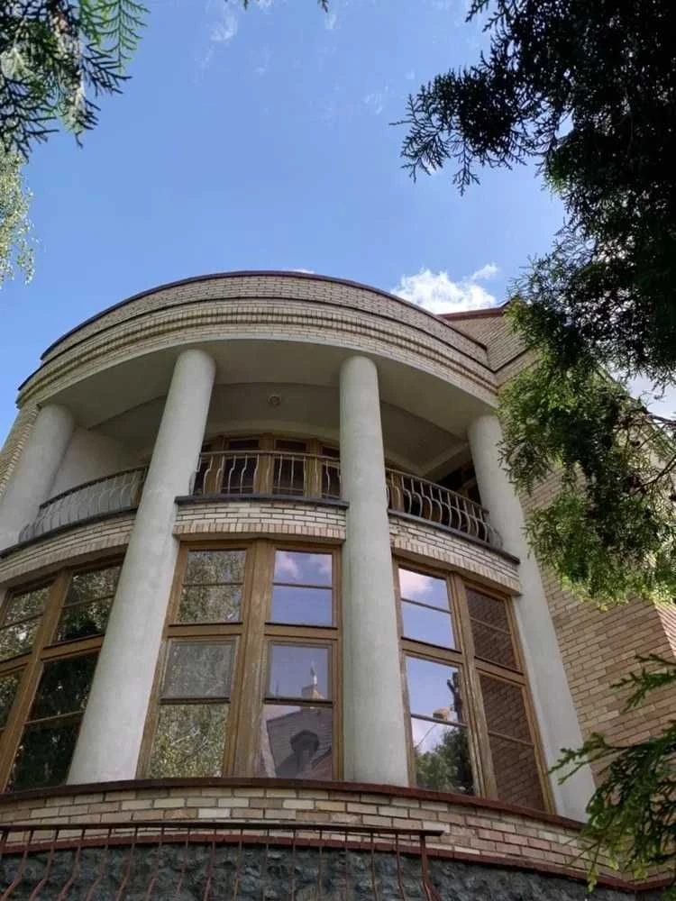 Private Residence near Lake in Kyiv — 800 m², 12 rooms,