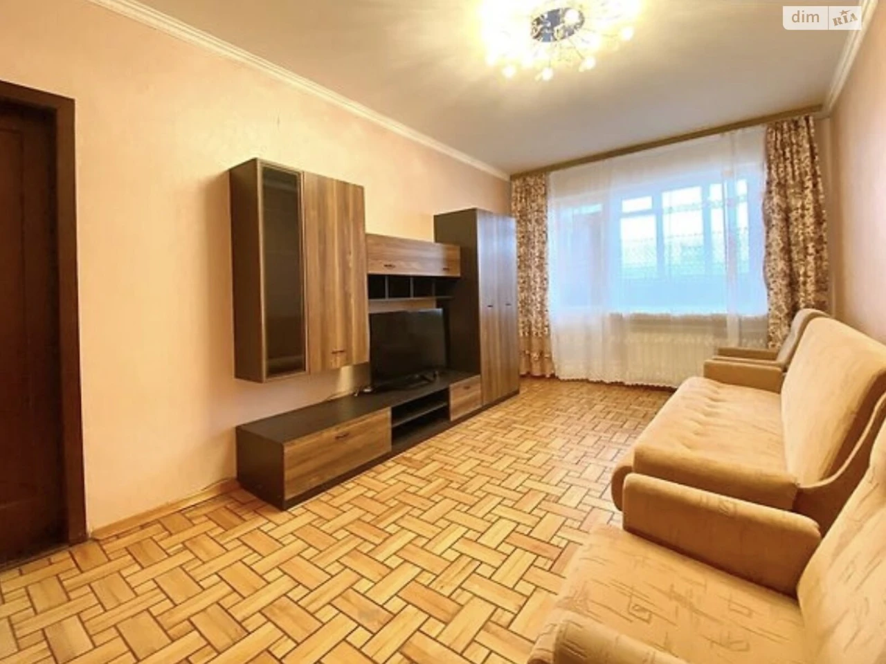 Long-Term Rental Apartment, Poczynki