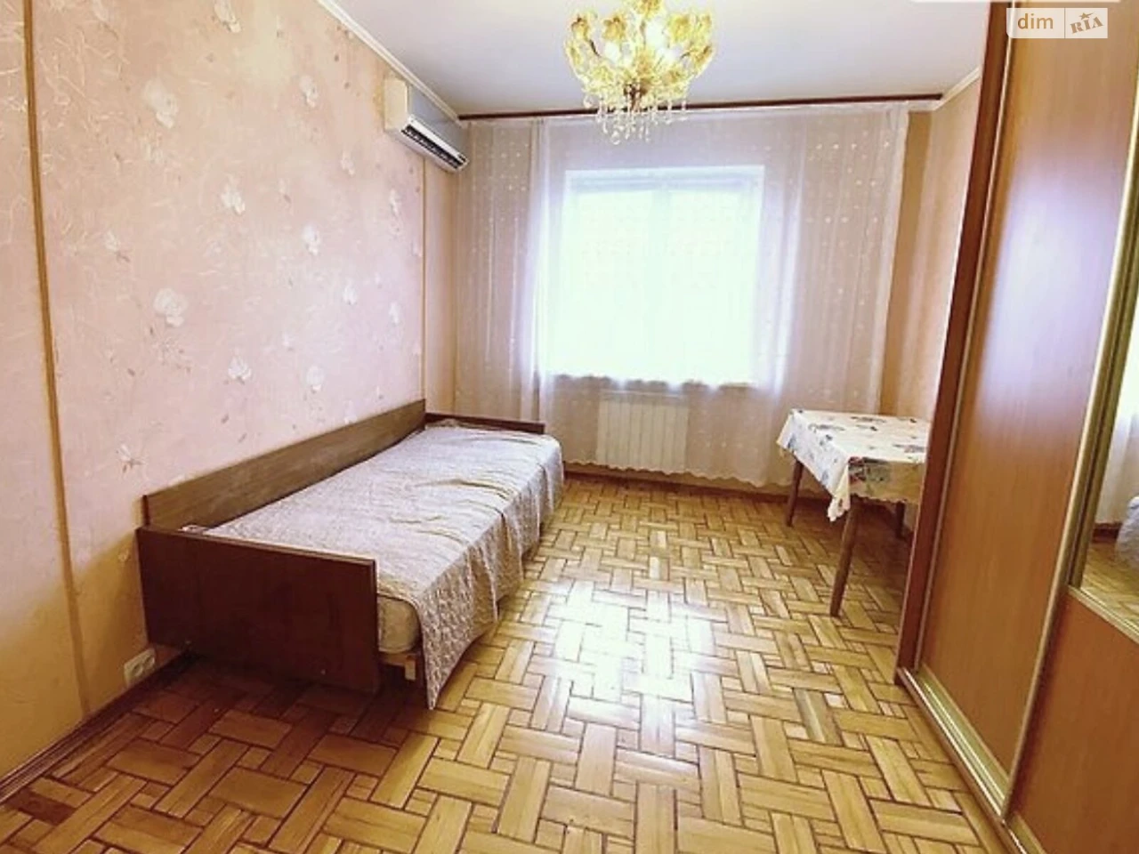 Long-Term Rental Apartment, Poczynki