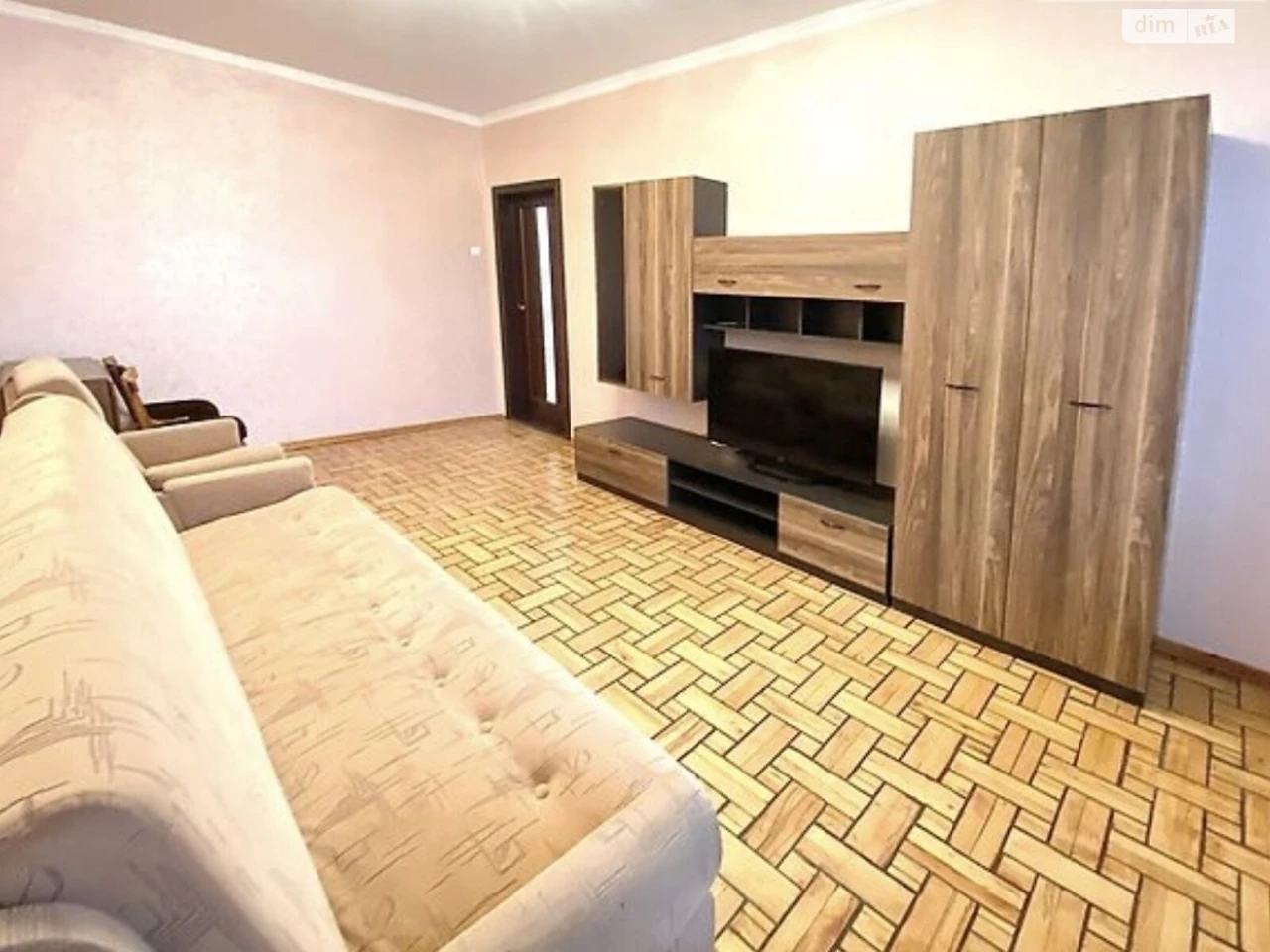 Long-Term Rental Apartment, Poczynki