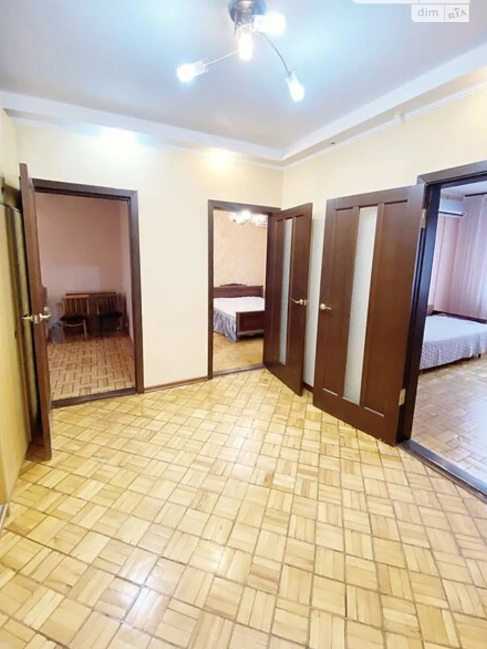 Long-Term Rental Apartment, Poczynki