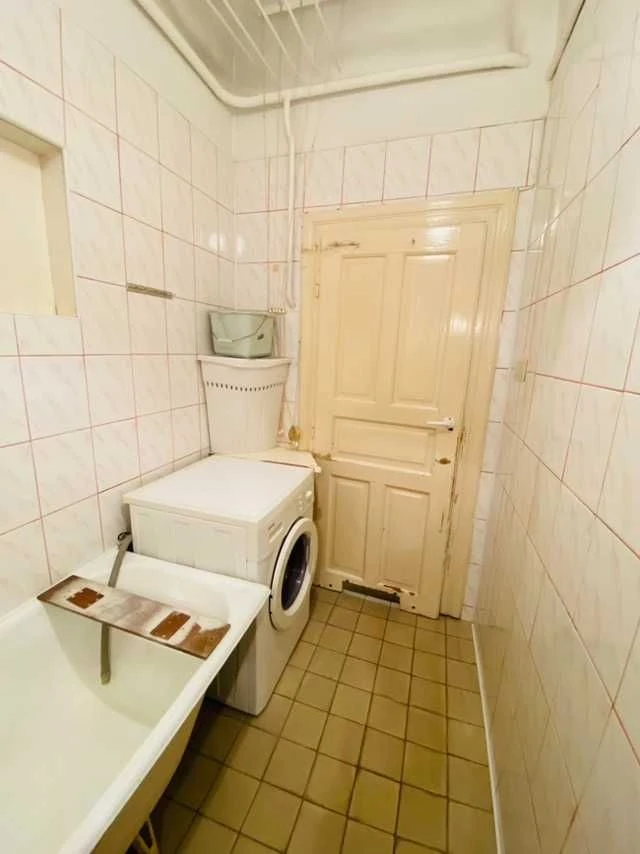Продається простора 2-кімнатна квартира на вулиці Академіка