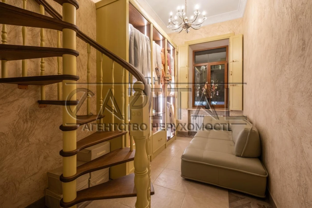 Exclusive 3-bedroom apartment 104.8 sq m/2nd floor, with 4-meter ceilings