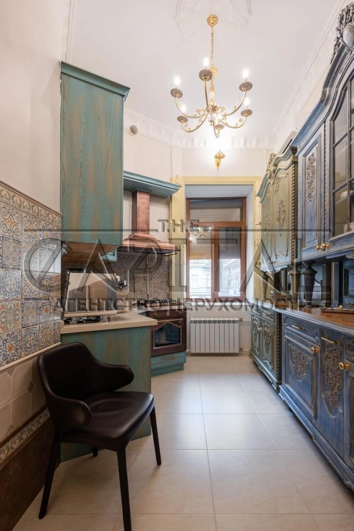 Exclusive 3-bedroom apartment 104.8 sq m/2nd floor, with 4-meter ceilings