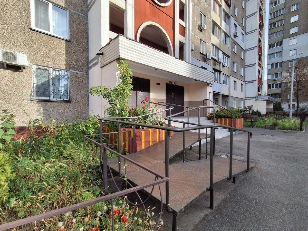 Продаж 3-к.квартири з хорошим плануванням, біля метро, вул.С