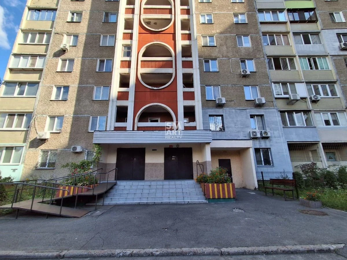 Продаж 3-к.квартири з хорошим плануванням, біля метро, вул.С