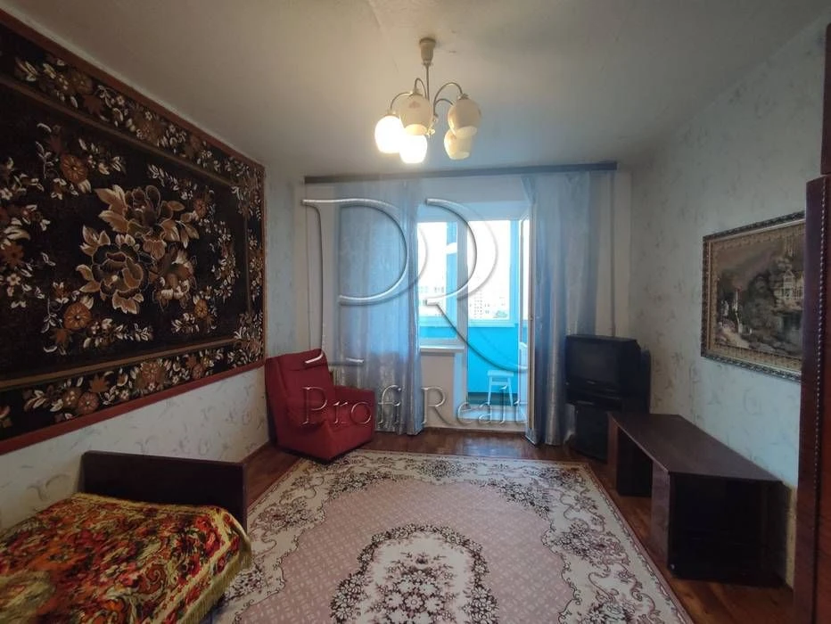 Продаж 3 кімнатна квартира Шухевича 8/Райдужний масив/Воскре