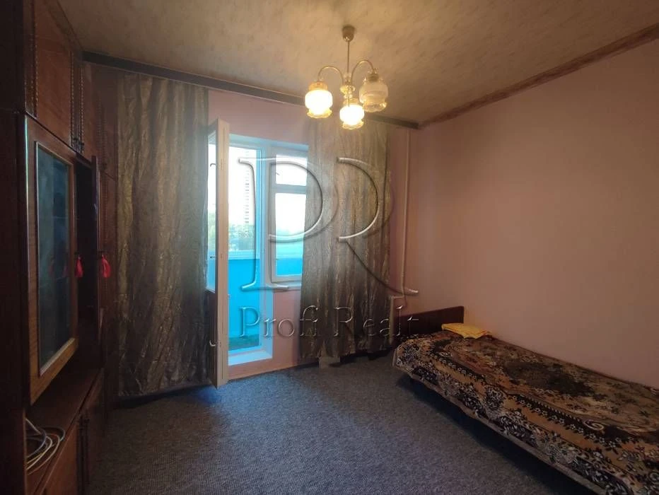 Продаж 3 кімнатна квартира Шухевича 8/Райдужний масив/Воскре