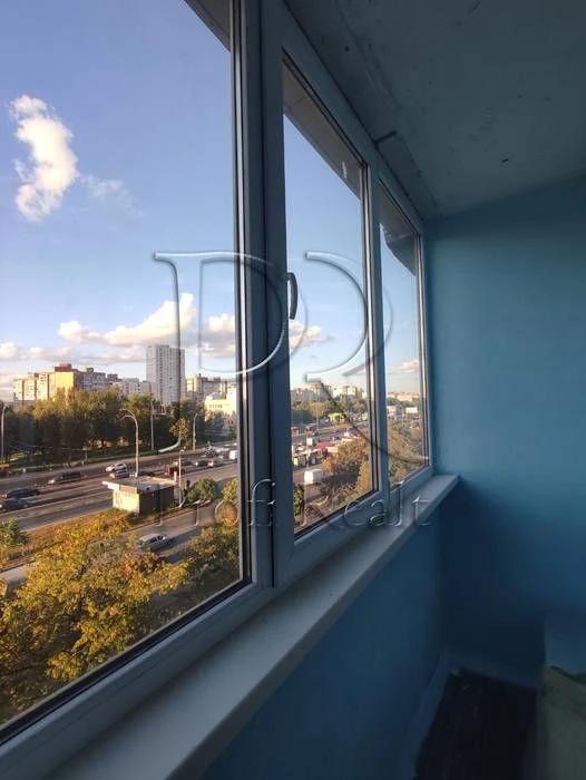 Продаж 3 кімнатна квартира Шухевича 8/Райдужний масив/Воскре