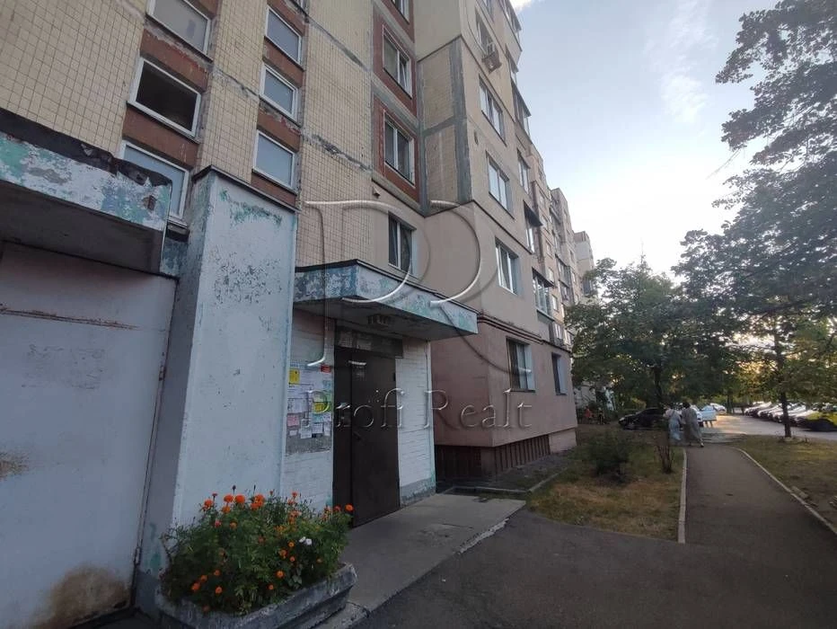 Продаж 3 кімнатна квартира Шухевича 8/Райдужний масив/Воскре