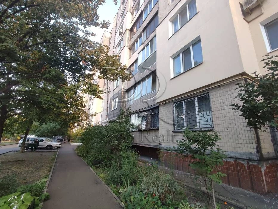 Продаж 3 кімнатна квартира Шухевича 8/Райдужний масив/Воскре