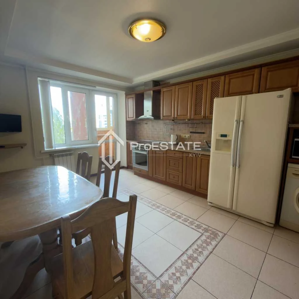 Продається 2-кімнатна квартира (65 м²) в Києві, Дніпровський район