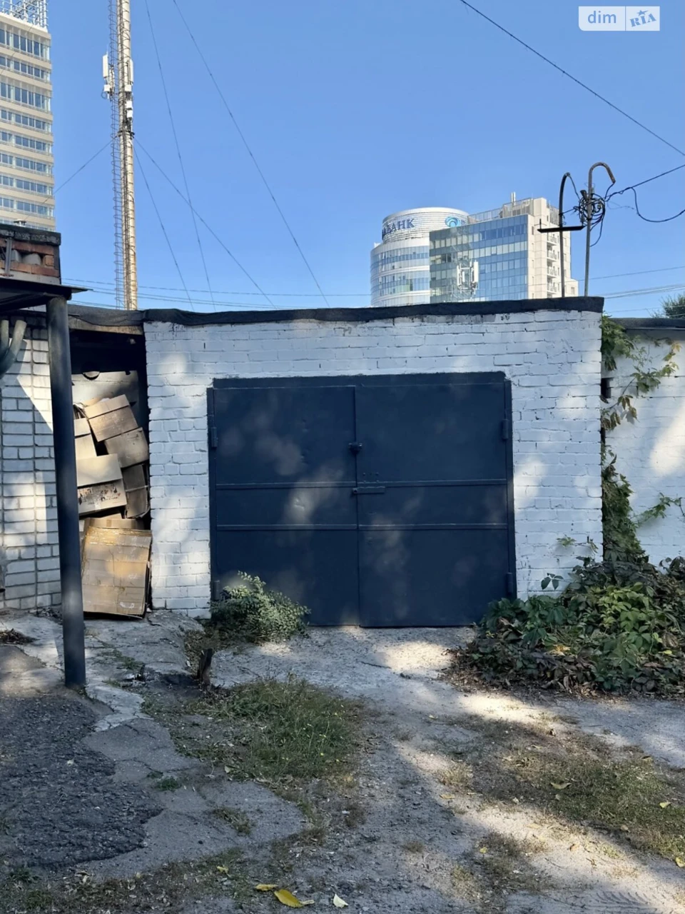 For Sale: Separate Garage in the Center