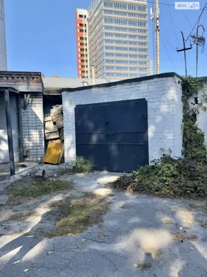 For Sale: Separate Garage in the Center