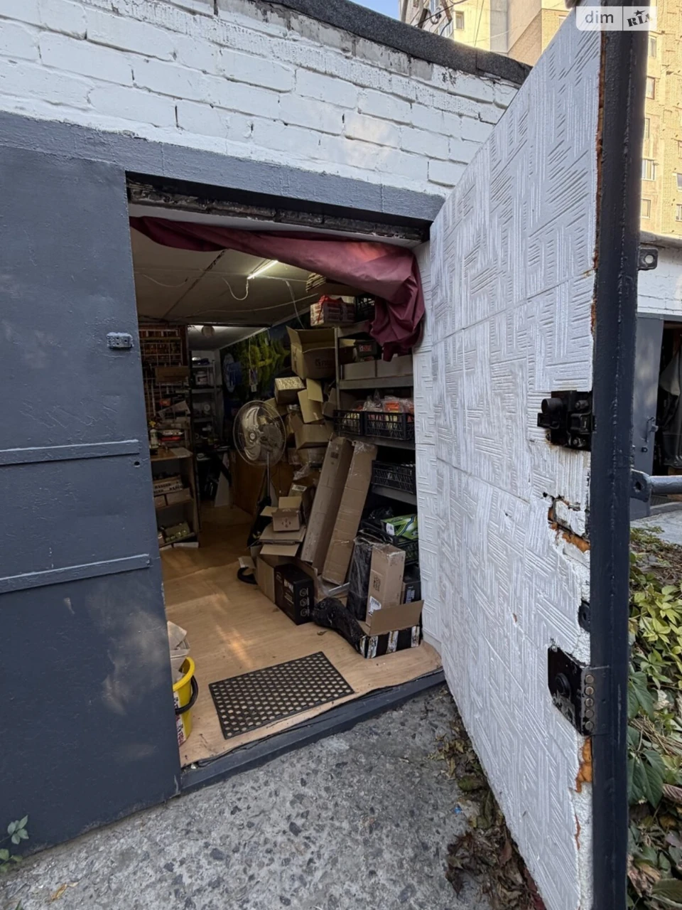 For Sale: Separate Garage in the Center