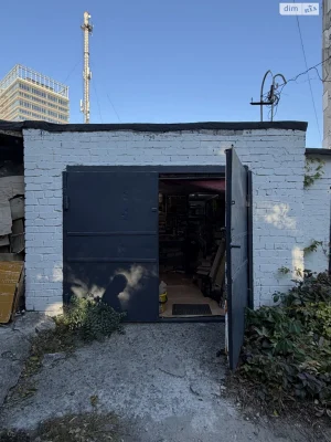 For Sale: Separate Garage in the Center