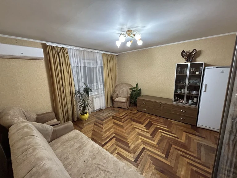 For sale 4-room apartment 76 m² with furniture, Motorobudivnyk Avenue