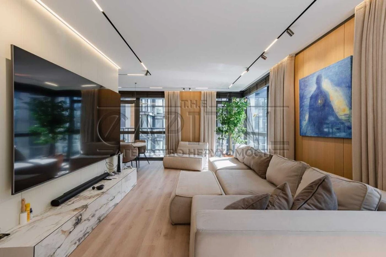 Sale of a new apartment 119 sq m, French Quarter 2, Entrance
