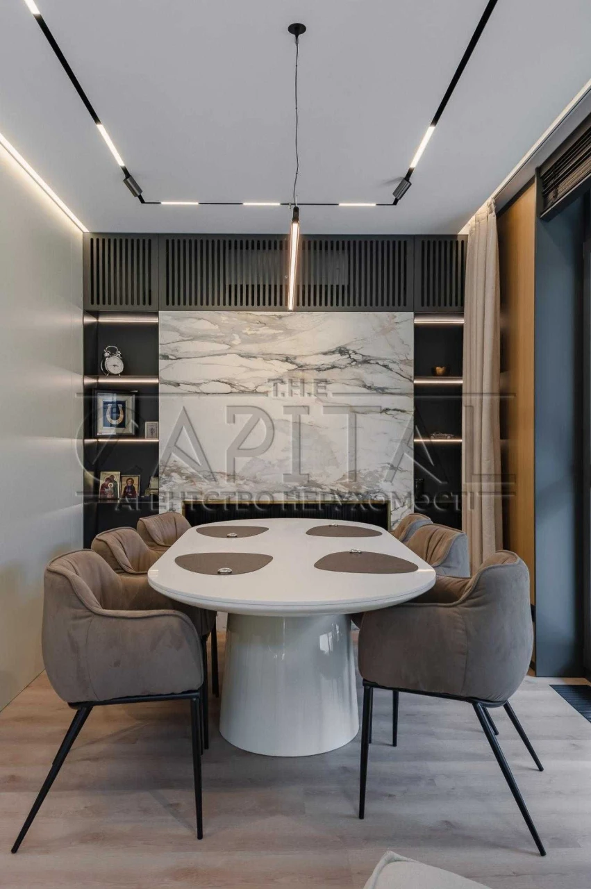 Sale of a new apartment 119 sq m, French Quarter 2, Entrance