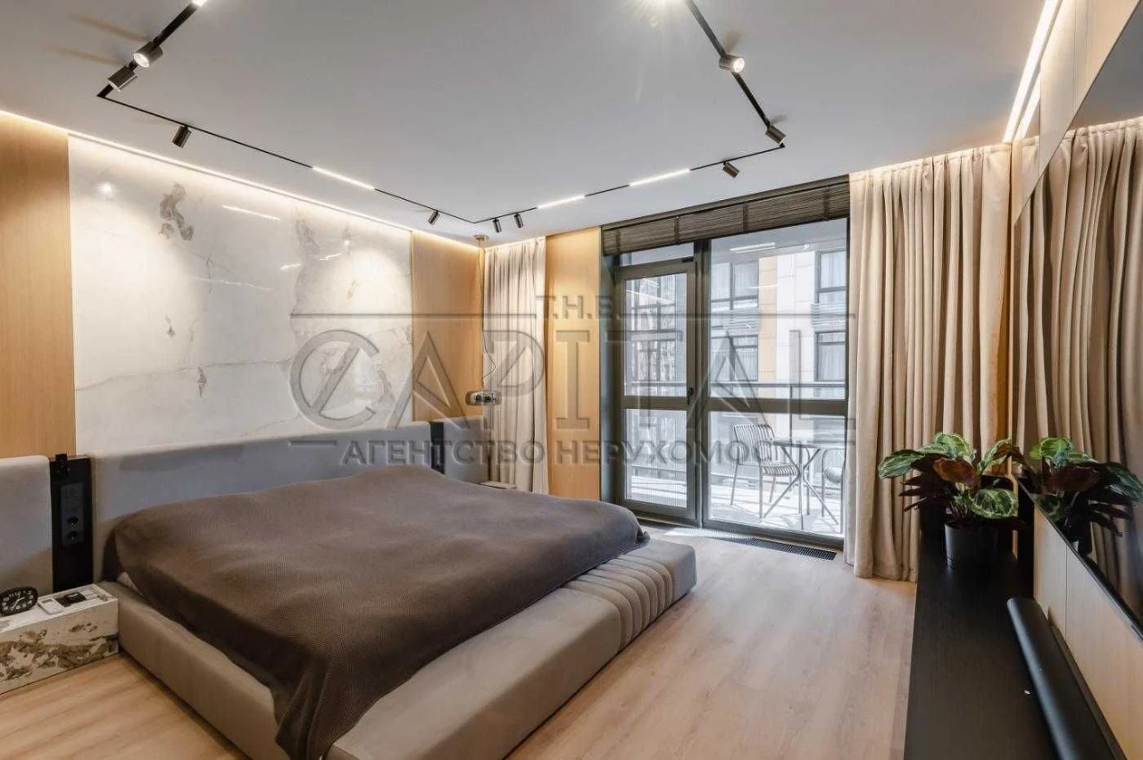 Sale of a new apartment 119 sq m, French Quarter 2, Entrance