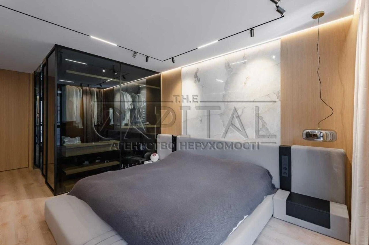 Sale of a new apartment 119 sq m, French Quarter 2, Entrance