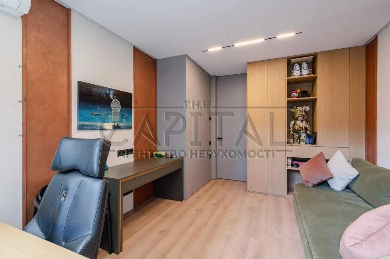 Sale of a new apartment 119 sq m, French Quarter 2, Entrance