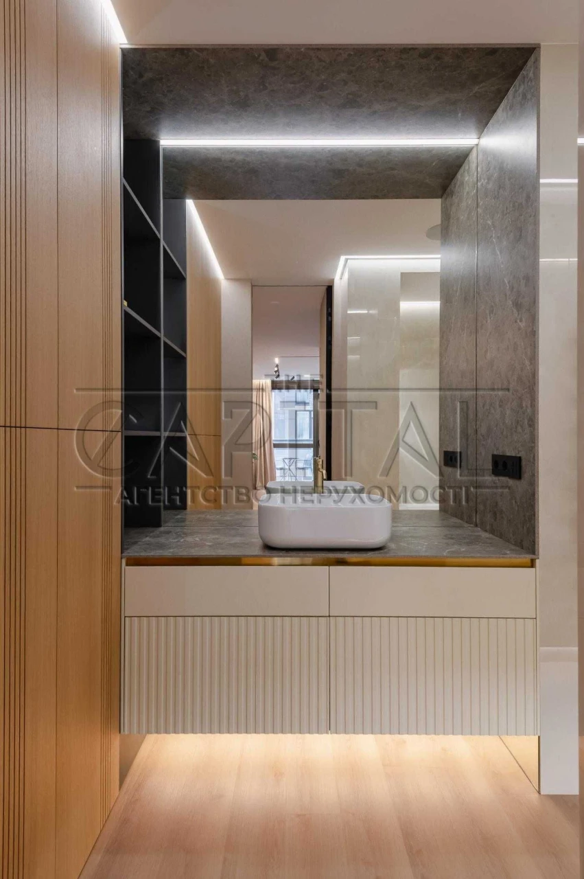 Sale of a new apartment 119 sq m, French Quarter 2, Entrance