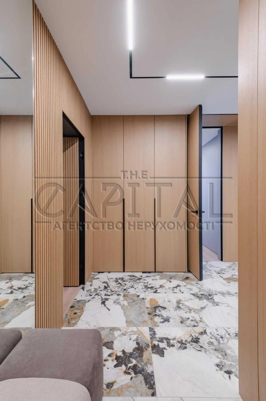 Sale of a new apartment 119 sq m, French Quarter 2, Entrance