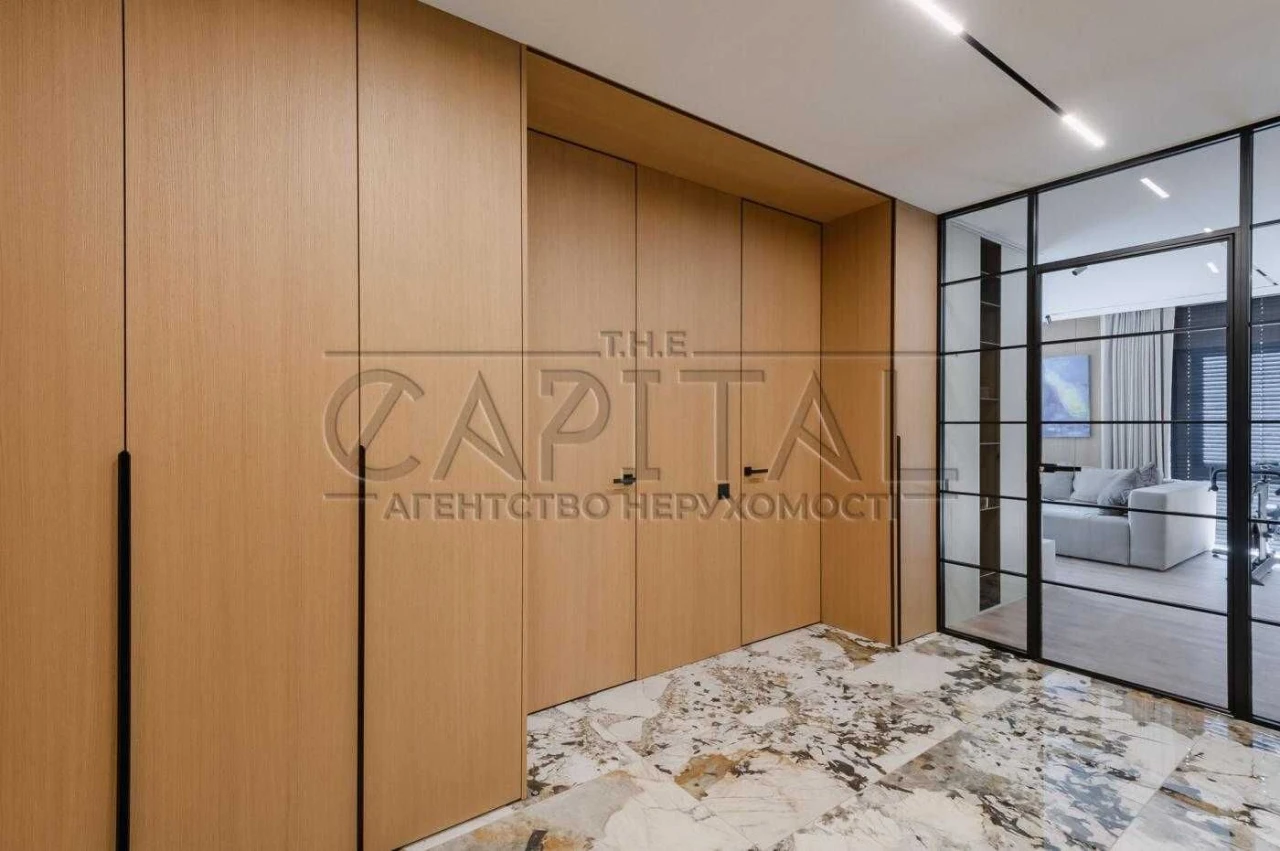 Sale of a new apartment 119 sq m, French Quarter 2, Entrance