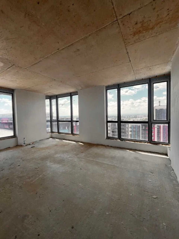 Three-room apartment with a terrace overlooking the Carpathians in a completed building