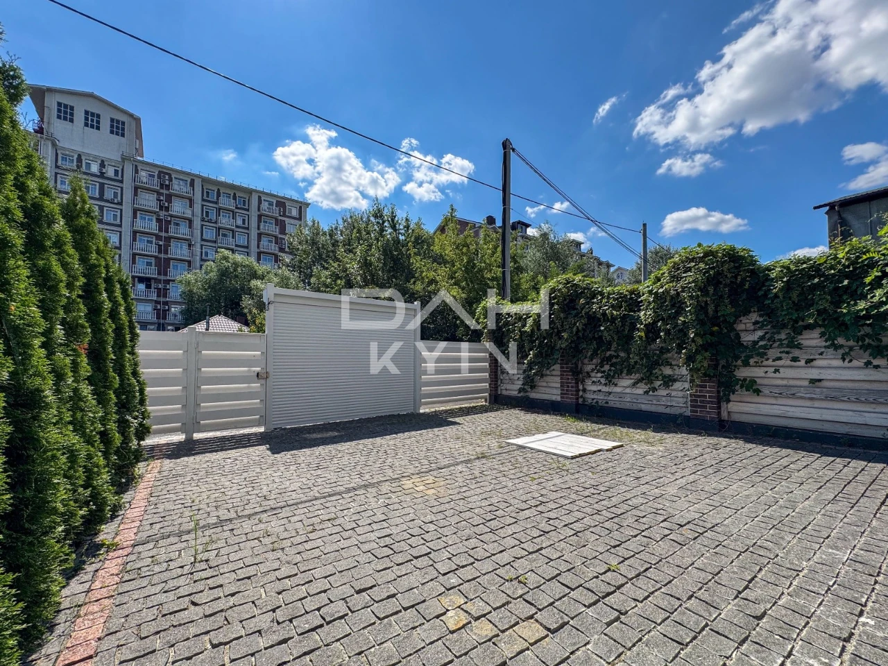 Townhouse 134 m² + 50 m², in Kyiv, dead-end street, near ЖК