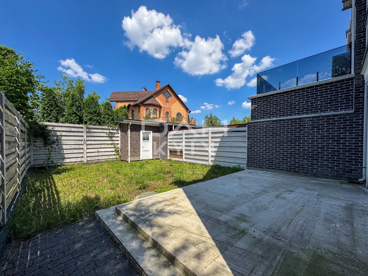 Townhouse 134 m² + 50 m², in Kyiv, dead-end street, near ЖК
